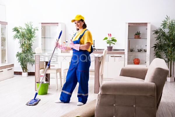 老承包商轉(zhuǎn)型家庭保潔 專業(yè)精神點(diǎn)亮家務(wù)生活